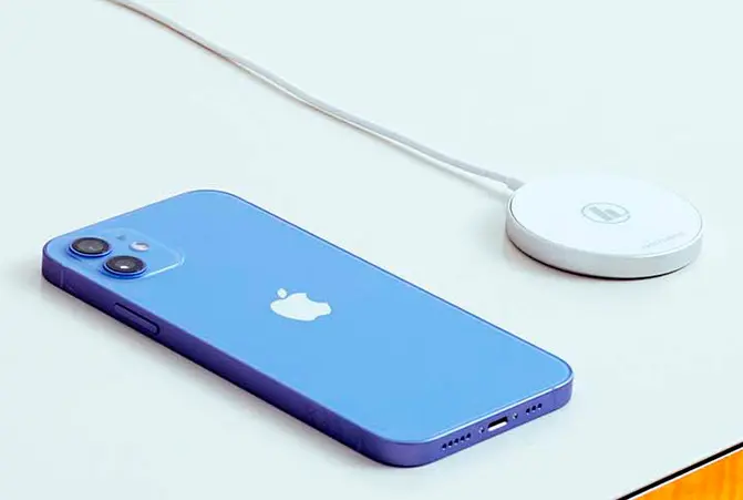 iPhone inductive charging: iPhone with an induction charger