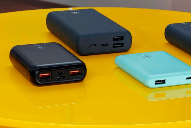 Best power bank: Several power banks lie on a table.